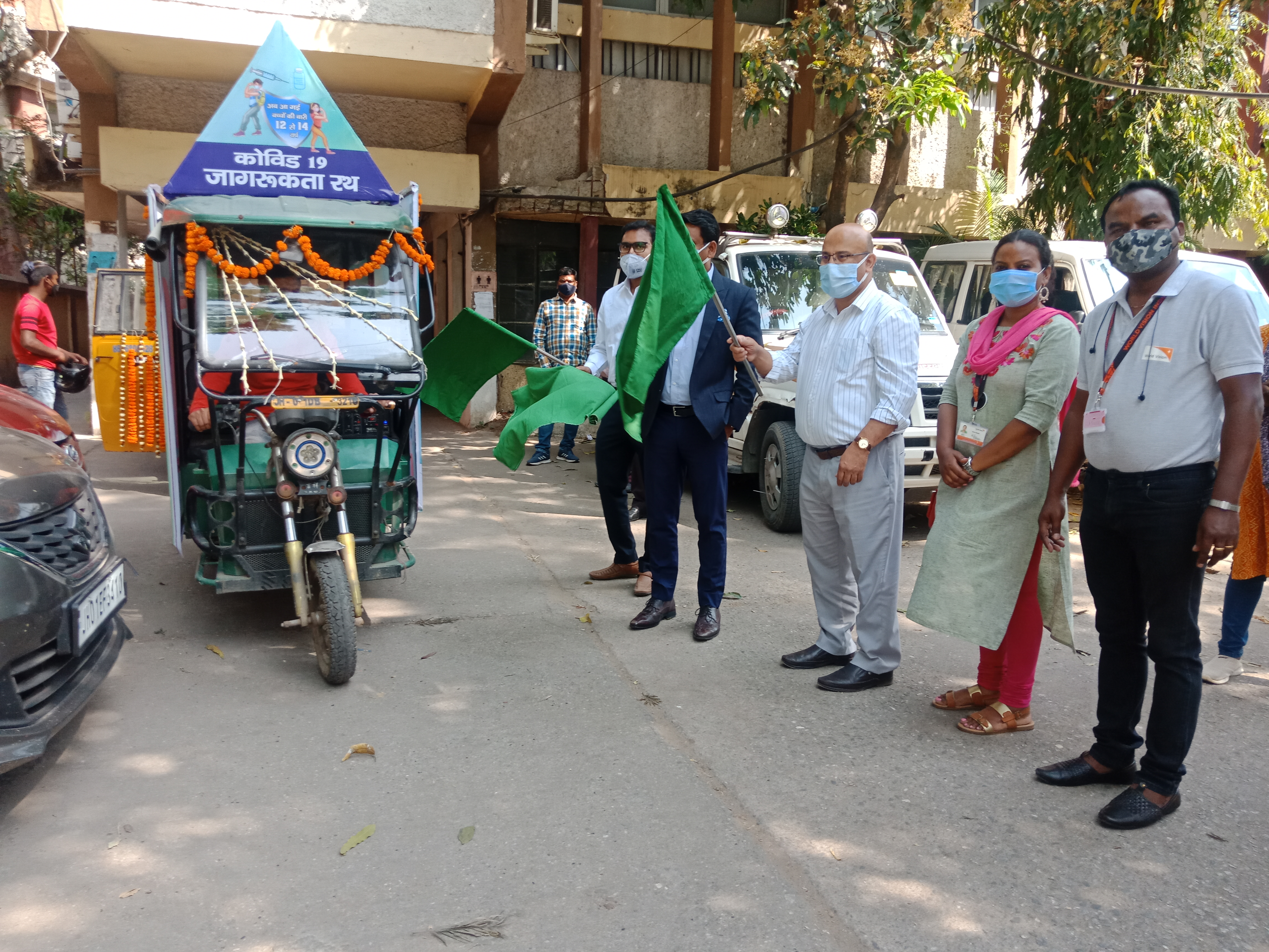 https://1ngo.sgp1.digitaloceanspaces.com/media/ksra/IEC van flaggedoff by DDC ranchi.jpg